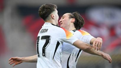 Bild: Hendrik Schmidt/dpa
Brajan Gruda (l) und Rocco Reitz werden kommende Woche die Trainingsgruppe der Nationalmannschaft bereichern.