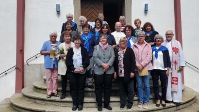 Bild: Frauenbund Mähring/exb
Bei der Ehrung des Frauenbunds Mähring waren dabei: (von links, vordere Reihe) Gertrud Völkl, Rosa Schöner, Resi Beer, Maria Beer, Gerlinde Grillmeier, Roswitha Riedl, Erna Weis, Pfarrer Anton Witt; (mittlere Reihe, von links) Angela Kaiser, Annemarie Müller, Marianne Schicker, Elisabeth Mayer, Pfarrer Armin Maierhofer, Monika Sommer und Olga Luft; (hinten, von links) Brigitte Hoffmann, Inge Weber, Jutta Langner, Monika Müller und Christa Kilian.