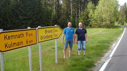 Bild: ld
Wenn Stefan Jungnickl (links) und Manfred Bayer bei Frankenreuth an der Einmündung nach Ebnath vorbeikommen, werden Bilder an das schreckliche Ereignis im Oktober 2022 wach. Hier wurden sie zu Lebensrettern.