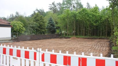 Bild: bjp
Der Humus auf dem künftigen Pechhofer Spielplatzgelände ist abgetragen, bis September soll die Spieloase fertig sein.