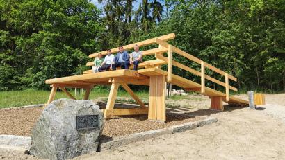 Bild: Portner
XXL-Sitzbank bei Oberviechtach: Probesitzen mit Bürgermeister Rudolf Teplitzky (Zweiter von links).