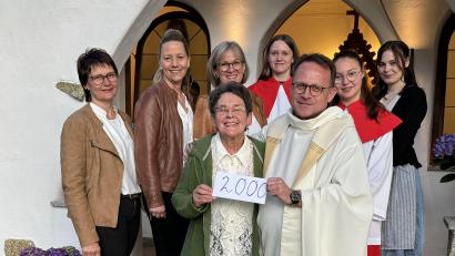 Bild: H. Wildenauer/exb
Christa Wildenauer übergibt im Beisein der Waldthurner Gesangsgruppe "TriAngel" und Vohenstraußer Ministranten 2000 Euro an Pfarrer Alexander Hösl.