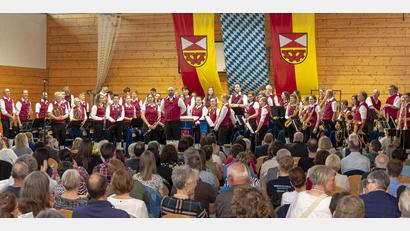 Bild: Hermann Koch/exb
Das große Orchester des Musikvereins Freudenberg begeisterte beim Frühjahrskonzert in der Schulturnhalle das Publikum.
