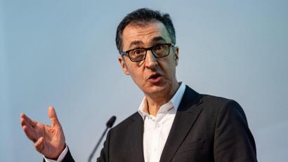 Bild: Fabian Sommer/dpa
Landwirtschaftsminister Cem Özdemir will Tiere gesetzlich besser schützen.