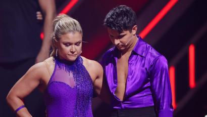 Bild: Rolf Vennenbernd/dpa
Sophia Thiel (l) ist mit Profitänzer Alexandru Ionel in der siebten Folge ausgeschieden.