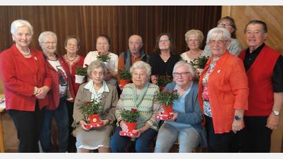 Bild: AWO Weiden/exb
Die drei ältesten Teilnehmer wurden von der AWO-Vorsitzenden Hilde Zebisch und Schatzmeisterin Sieglinde Rehm besonders geehrt (sitzend, von links): Marie Häusler (98), Elise Kolb (95) und Elfriede Müller (94), ebenfalls die Leiterinnen der Seniorenclubs.