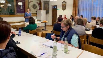 Bild: Martina Reger/exb
Hildegard-Expertin Johanna Eisner referiert in Kastler Bücherei