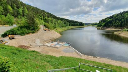 Bild: Wasserwirtschaftsamt Weiden/exb
Die Bauarbeiten am Entnahmeturm sind zügig vorangeschritten. Nun kann der Eixendorfer See wieder angestaut werden.