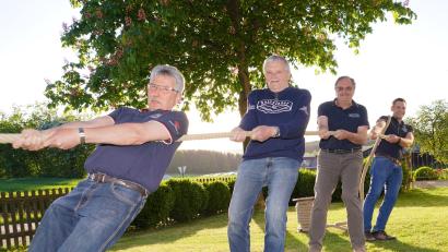 Bild: fvo
Die vier bisherigen Präsidenten in der 41-jährigen Geschichte der Seilzieher der Fahrenbergauswahl ziehen gemeinsam am Seil: Werner Ertl, Hans Laubmeier, Paul Völkl und Michael Stahl (von links).