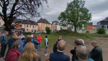 Bild: Hladik
Blick vom Bürgerbräugelände in Richtung Bahnhofstraße: Hier soll ein Ärztehaus die Baulücke schließen. Die Rotbuche (links) wird als ortsbildprägender Baum erhalten. Stadt, Planer und der Bauherr informieren in einer ersten Bürgerbeteiligung.