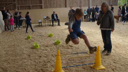 Bild: wel
Wie richtige Pferde sprangen die Kinder über Hindernisse in der Reithalle des Pferdesportvereins