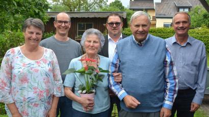Bild: jr
Diamantene Hochzeit feierte am Mittwoch Olga und Horst Effenberger (Dritte und Fünfter von links). Dazu gratulierten (von links) Tochter Ute, Sohn Harald und (rechts) Schwiegersohn Michael sowie Bürgermeister Stephan Schübel.