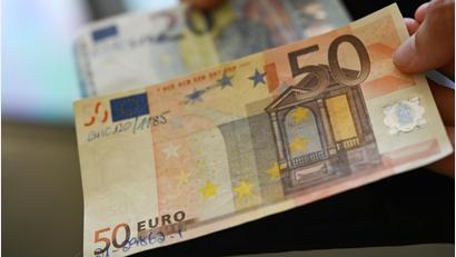 Symbolbild: Arne Dedert/dpa
Ein falscher 50-Euro-Schein auf der Regensburger Dult brachte die Ermittlungen ins Rollen.