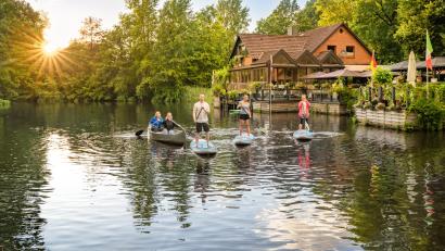 Bild: Max Wiesenbach/dpa
Übungssache: Je öfter man auf dem SUP-Board steht, desto sicherer wird man.
