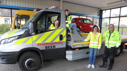 Bild: kro
Den Abschleppdienst von Edgar und Isolde Beer gibt es seit 35 Jahren. Auf dem Foto ist das Ehepaar zusammen mit seinen größten Fans zu sehen: den Enkelkindern Mathilda und Jonathan.