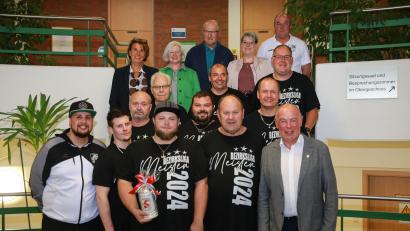 Bild: egl
Die Kegler des TSV Kümmersbruck steigen in die Bezirksoberliga auf. Dazu gratuliert ihnen Bürgermeister Roland Strehl (vorn, rechts) bei einem Empfang im Rathaus.