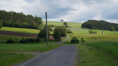 Bild: kaz
Der landwirtschaftliche Weg zwischen Bingarten und der Einmündung zur B22 wird ausgebaut. Die Arbeiten sollen Anfang Juni beginnen.