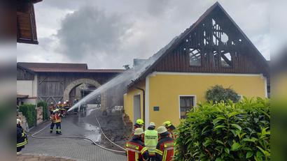 Bild: bl
Sieben Feuerwehren sind am Freitagmittag angerückt, um den Brand dieser Scheune im Nabburger Ortsteil Diendorf zu löschen. Was ihn ausgelöst hat, war zum Zeitpunkt der Löscharbeiten noch nicht festzustellen.