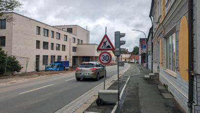 Bild: pz
Am Freitagmittag sind die Ampeln an der Egerer Straße in Waldsassen von der Fahrbahn ausgeschaltet worden. Ab Montag, wenn auf der Baustelle beim Behörden-Neubau wieder gearbeitet wird, soll der Verkehr dann ohne Ampeln zweispurig unter Einbezug des Parkstreifens fließen.