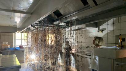 Bild: roa
Wenn in der ehemaligen Küche der Bergwirtschaft Haare von der Decke hängen, dann muss Kunstsymposium sein. Das Werk stammt von Gast-Künstlerin Belle Shafir.