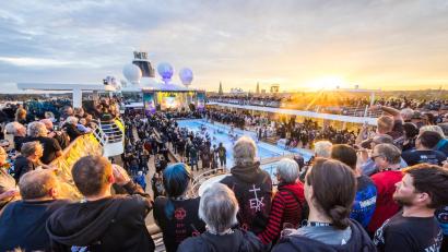 Bild: Vincent Grundke/dpa
Auch auf dem Oberdeck werden während der Full Metall Cruise Konzerte gespielt.