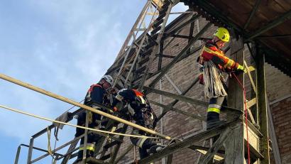 Bild: Feuerwehr Auerbach/exb
Der sichere Tritt bei Höhenrettungen wurde geübt.