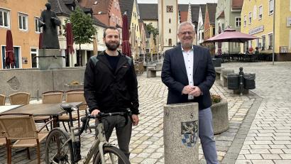 Bild: L.Schmaus/exb
Von 10. bis 30. Juni können Schwandorfer im Rahmen der Stadtradeln-Kampagne des Klima-Bündnisses Kilometer sammeln. Dafür gibt es auch attraktive Preise. OB Andreas Feller (rechts) und Klimamanager Johannes Stapf (links) stellen die Aktion vor.