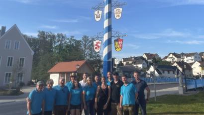 Bild: Heimatverein Theuern/exb
Der Heimatverein Theuern hat wieder einen Zoiglbaum.