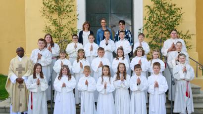 Bild: Foto Hummer/exb
Die Erstkommunion für die 17 Kinder war in der Pfarreiengemeinschaft Griesbach/Großkonreuth ein Festtag. Pfarrer Dr. Charles Ifemeje (links) dankte den Tischmüttern Maria Venzl, Heidi Schertler und Marina Weiß (hinten von links) für die Vorbereitung der Kinder.