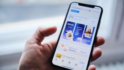 Bild: Annette Riedl/dpa/Archiv
„HelloBetter“ steht auf der App Anzeige eines iPhones.