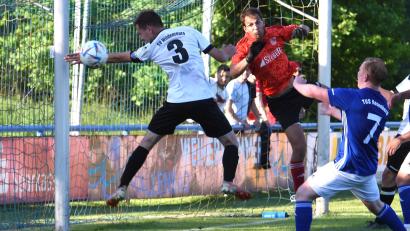 Archivbild: G. Büttner
Bisher hat der SV Wildenreuth (weiße Trikots) in der Relegation zur Kreisklasse zwei Niederlagen kassiert. Die Szenen stammt aus der Partie gegen den TuS Rosenberg II.
