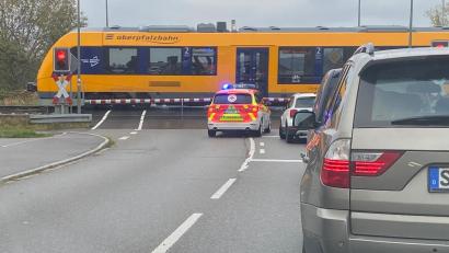 Bild: Wilhelm Amann
Warten am Nabburger Bahnübergang: Mit einer Verlegung der Bahnlinie in einen Tunnel ließen sich alle Probleme am besten lösen, meint eine Stadtratsmehrheit. Diese Lösung wurde in der Planfeststellung aber nicht geprüft.