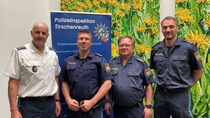 Bild: Polizeiinspektion Tirschenreuth/exb
Dienststellenleiter Erster Polizeihauptkommissar Günther Burkhard (von links), Dienstgruppenleiter Polizeihauptkommissar Tobias Merkl, Sachbearbeiter Verkehr Polizeihauptkommissar Stefan Hage und Verfügungsgruppenleiter Polizeihauptkommissar Andre Beer.