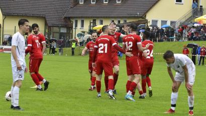 Bild: Hubert Ziegler
Jubel bei den Spielern des TSV Tännesberg (rote Trikots) nach dem klaren 4:0 im Relegationsspiel gegen den TSV Königstein, während die Königsteiner (weiße Trikots) restlos bedient sind.