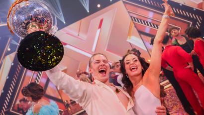 Bild: Rolf Vennenbernd/dpa
Der Favorit Gabriel Kelly, Sänger, freut sich mit Tanzpartnerin Malika Dzumaev über den Sieg und den Titel „Dancing Star 2024“.