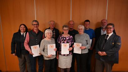 Bild: sak
Geehrt wurden zahlreiche passive Mitglieder (von links): Dirigentin und 2. Vorsitzende Sabine Kredler, Edmund Heldmann, Paula Stubenvoll, Ludwig Rösch, Barbara Meiler, Hans-Ludwig Rösch, Irmgard Kohl, Timm Gebhard, Werner Stein vom Nordbayerischen Musikbund und Vorsitzende Anja Bauer.