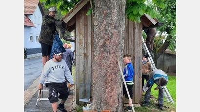 Bild: wwl
Viel Spaß hatten die fleißigen Helfer bei der Reinigungsaktion des Häringloher Bushäuschens.
