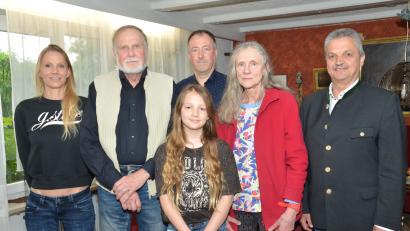 Bild: dob
Gerlinde und Karl-Heinz Kallmeier (Zweite von rechts und Zweiter von links) gehen seit 50 Jahren gemeinsam durchs Leben. Helena (vorne) ist die einzige Enkelin und der ganze Stolz der Großeltern. Bürgermeister Andreas Wutzlhofer (rechts) und Pfarrvikar Ronald Liesaus (Mitte) gratulierten zum Jubiläum .