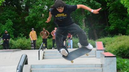 Bild: Kunz
Regen macht den Skate-Wettbewerb am Weidener Jugendzentrum zu einer rutschigen Angelegenheit.