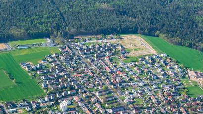 Bild: mür
Mit der Erweiterung (oben rechts) des Baugebiets Zieglerrang in Waldsassen ist die letzte noch verbliebene Fläche zwischen vorhandener Bebauung und dem Waldrand geschlossen worden. Die Aufnahme entstand Mitte April, als die Muttonestraße noch nicht asphaltiert war.