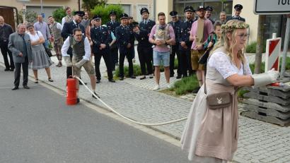 Bild: ker
Eva am Strahlrohr und Sebastian an der Pumpe lösten ihre Aufgabe ins gemeinsame Leben mit Bravour. Im Hintergrund die Feuerwehren aus Röckenricht und Neukirchen.
