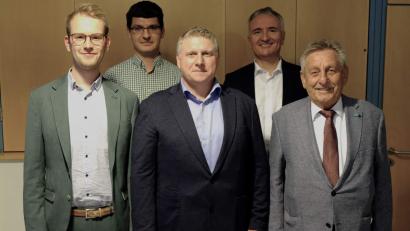 Bild: u
Nach dem Rücktritt von Florentin Siegert (l.) wurde Stadtrat Martin Merkl (Bildmitte) zum neuen Vorsitzenden des CSU-Ortsverbandes gewählt, Dr. Christoph Freimuth (2. v. l.) zu seinem Stellvertreter. Mit im Bild der CSU-Kreisvorsitzende MdL Dr. Harald Schwartz (2. v. r.) und der CSU-Ehrenkreis- und Ortsvorsitzende Werner Schulz. (r.).