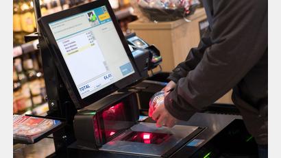 Symbolbild: Swen Pförtner/dpa
Dreimal schlug ein Ladendieb in einem Einkaufsmarkt in Tirschenreuth zu, bevor er geschnappt wurde. In allen Fällen hatte er an einer Selbstbedienungskasse nicht alle Waren gescannt.