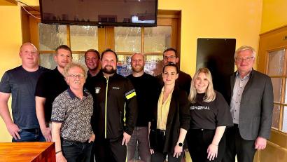 Bild: TSV Erbendorf/exb
Der neu gewählte TSV-Vorstand: (von links) Martin Huber (Zweiter Vorsitzende), Martin Gallersdörfer (Kassenprüfer), Bernhard Reis (Vorsitzender), Michael Martetschläger, Manuel Schmidt, Matthias Hablawetz, Florian Hör (alle Beisitzer), Iris Purucker (Dritte Vorsitzende) und Melissa Chousein (Schriftführerin) mit Bürgermeister Johannes Reger.