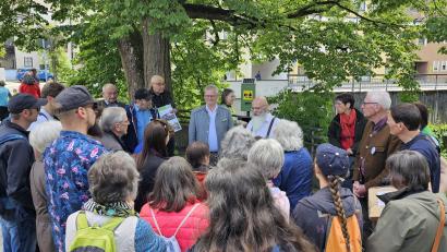 Bild: Peter Pracht/exb
Beim "Tag der Natur" in Schwandorf informierte Oberbürgermeister Andreas Feller (Mitte; mit grauer Jacke) auch über das Gesamtkonzept für den Stadtpark.