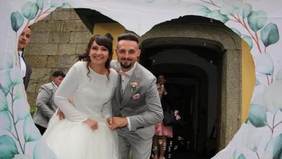 Bild: kro
Christin und Stefan Müller hatten nach der Trauung in der Steinbergkirche in Bärnau die Aufgabe, ein Herz in ein Leinentuch zu schneiden.