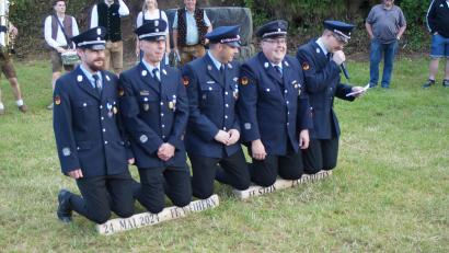 Bild: slh
Nach den bestandenen Prüfungen mussten die Weiherner, schmerzhaft auf den Holzscheiteln kniend, ihre Bitte vortragen.