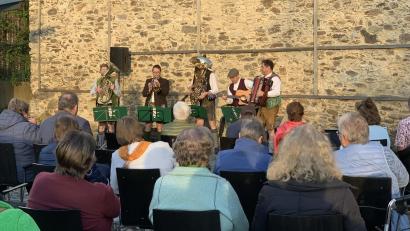 Bild: Nicole Rochelt/Stadt Schönsee/exb
Zum Auftakt der Schönseer Abendklänge sichert sich „Hollastauan Brass“ einen Platz im Herzen der Musikliebhaber. .