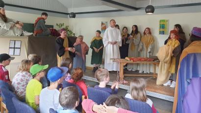 Bild: Susanne Götte/exb
Die Theatergruppe der evangelischen Kirchengemeinde Wirbenz setzte beim Dekanatskinderkirchentag drei biblische Team-Geschichten in Szene.