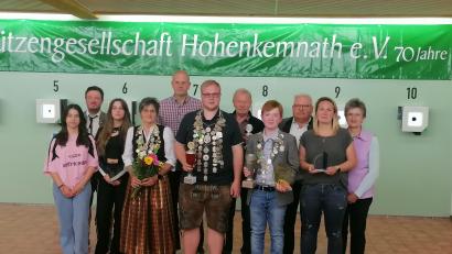 Bild: snn
Die neuen Würdenträger und Pokalgewinner von Edelweiß Hohenkemnath (von links): Amelie Schmerbauch, Schützenmeister Johannes Wenkmann, Ida Götz, Schützenliesl Renate Schmidt, Benjamin Rachl, Schützenkönig Manuel Nitzbon, Manfred Rösl, Jugendkönig Johannes Lautenschlager,2. Schützenmeister Josef Hirsch, Christina Witetschek und Annimarie Englhard.